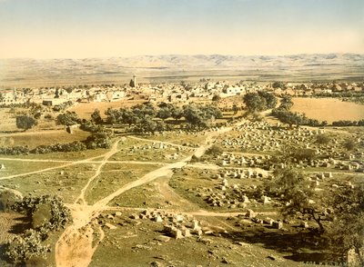 Blick auf die Stadt Ramleh mit Friedhof im Vordergrund, ca. 1880-1900 von Swiss Photographer